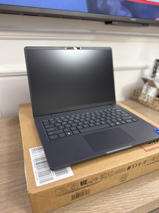 Vând laptop NOU SIGILAT Dell Pro 14 (PC14250) PRET EMAG 7300 lei