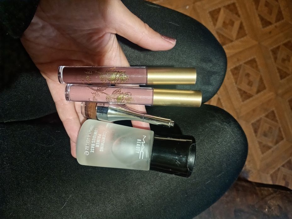 Козметика МАС-основа за грим,коректори,гланцове,пудра и моливи