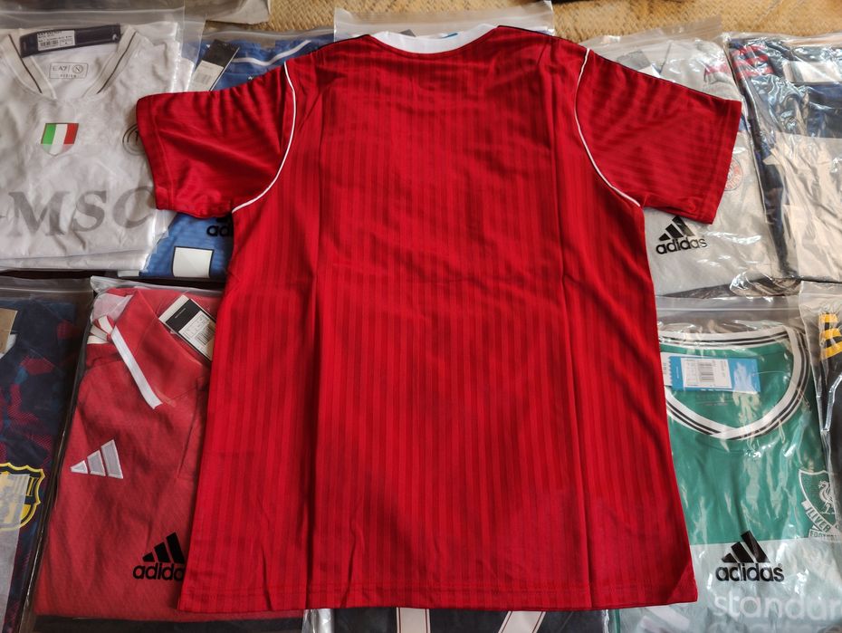 Футболни тениски Manchester United 2025/2026 3rd и retro