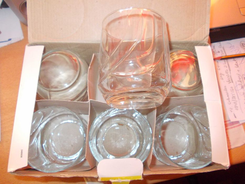 Vand diferite obiecte de bucatarie castrone /tavi inox si set pahare