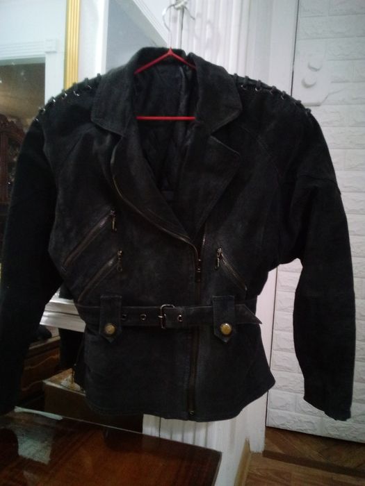 Продаю натуральную замшевую куртку женскую