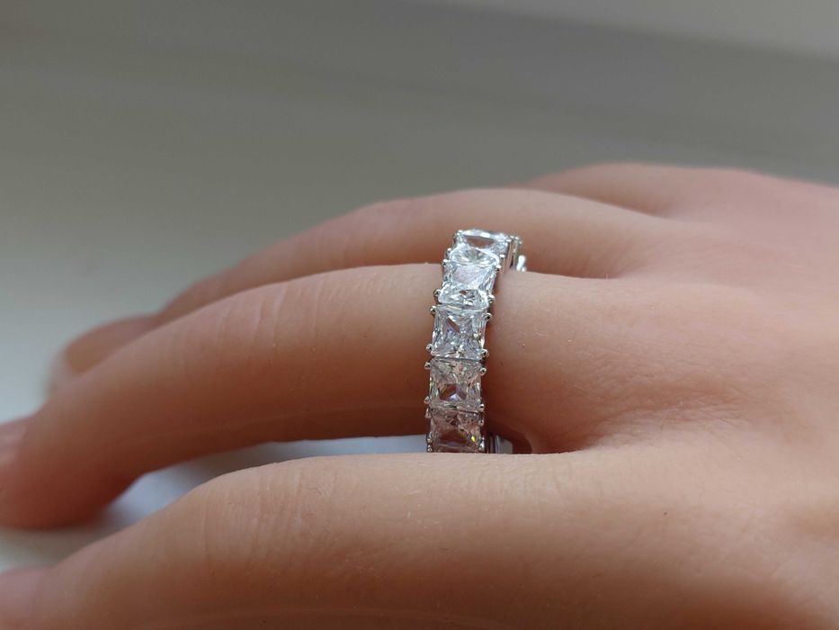 Inel din argint rodiat tip eternity cu cubic zirconii – nou