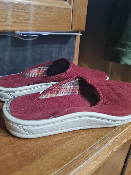 Продам тапки на подошве 35 размер