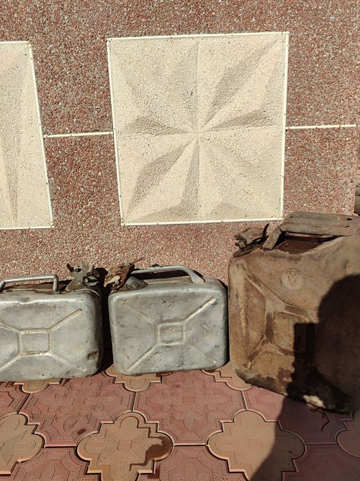 Канистры .10л...