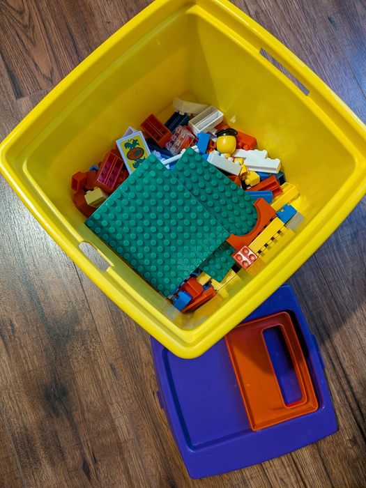 Детски конструктор в транспортна  кутия с колела