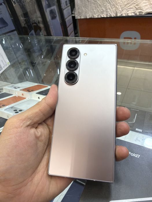 Samsung Z 6 gold 256 gb silver 1,2 qirilgan joylari bor