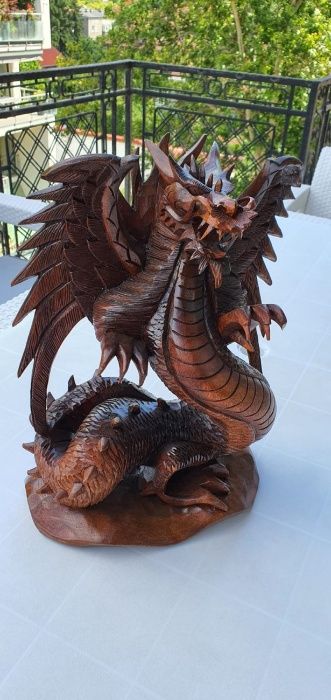 Un superb dragon din lemn masiv de dimensiuni impresionante o lucrare