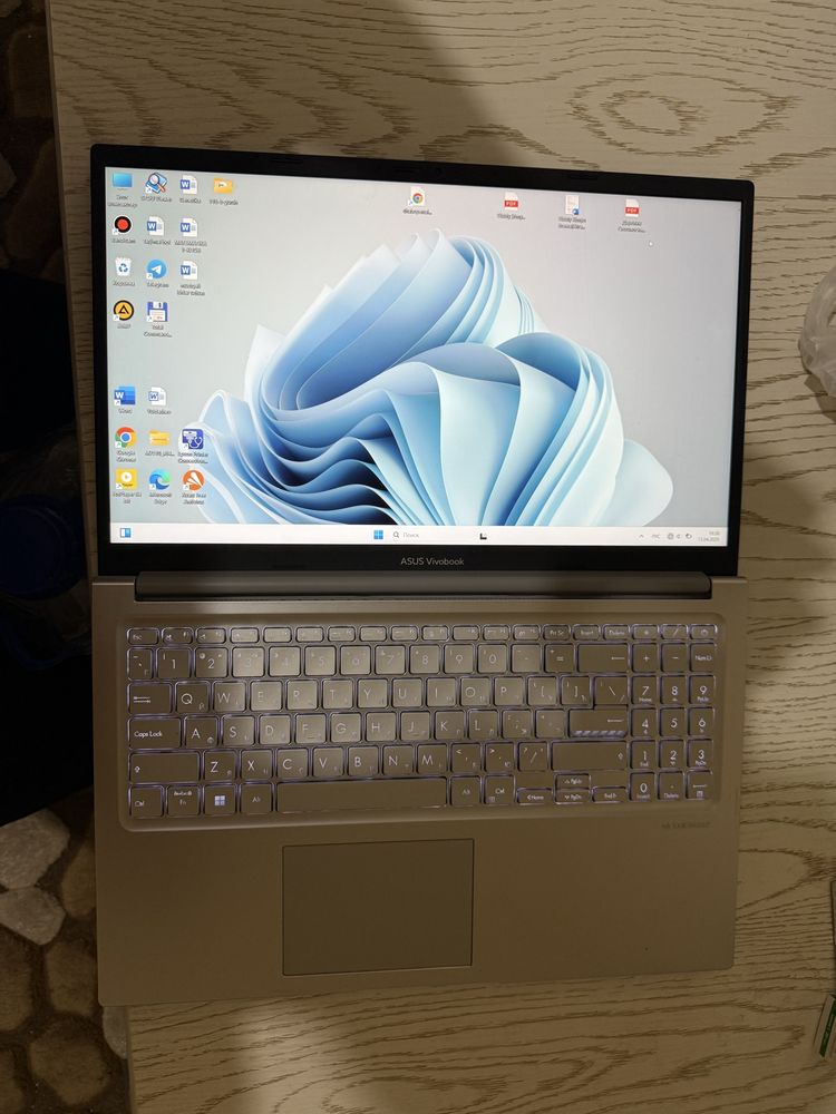 Asus vivobook 16x core i3 protsessor 2024 deyarli yangi 180 gradus