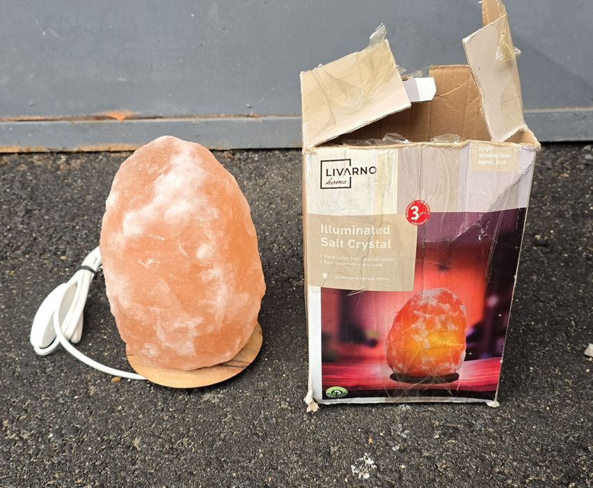 Солна лампа от хималайска сол  2 кг. с дървена основа / Чисто нова/
