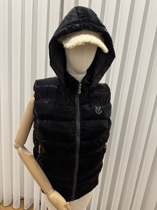 Лачен червен дамски елек с естествен пух на качулката