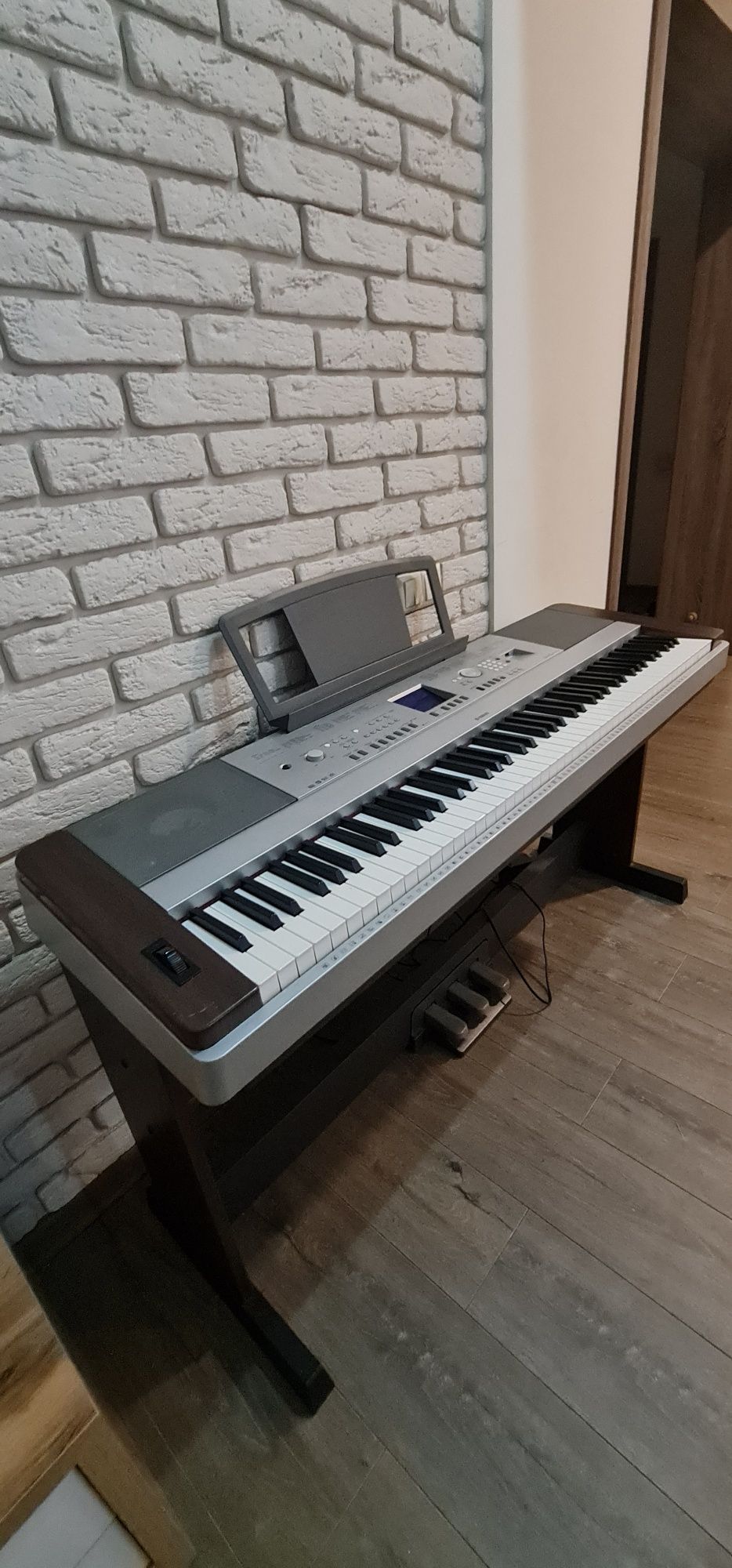 Продам пианино молоточковым миханизмом Yamaha DGX-640-640