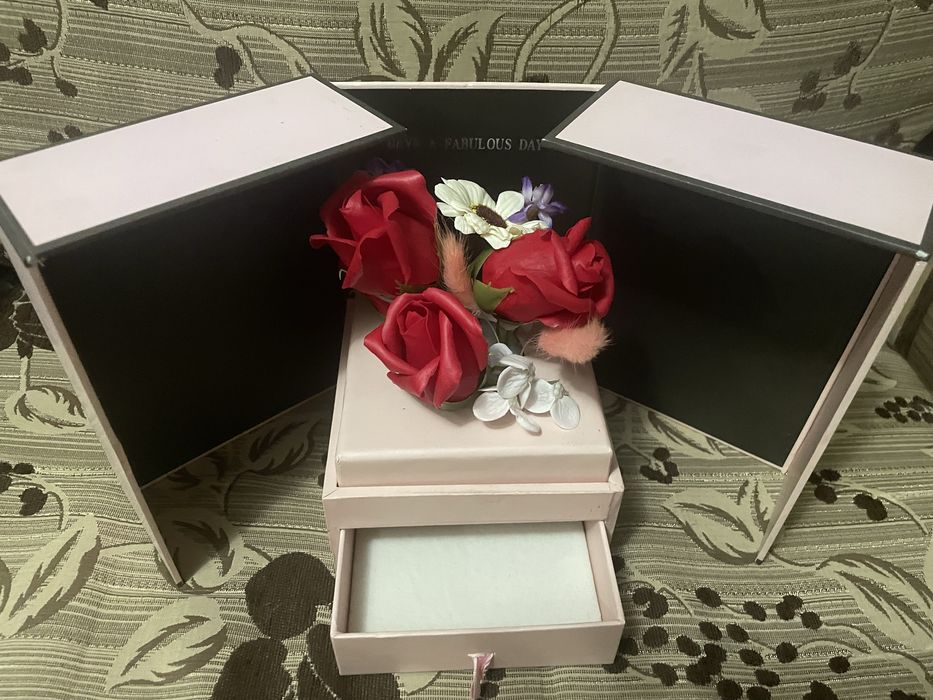 Продам подарочную коробку