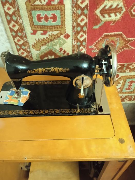 Винтажная швейная машинка времен ссср