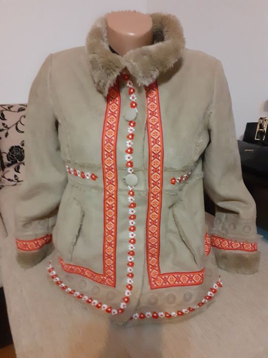 Cojoc traditional ,costum popular ,fete.