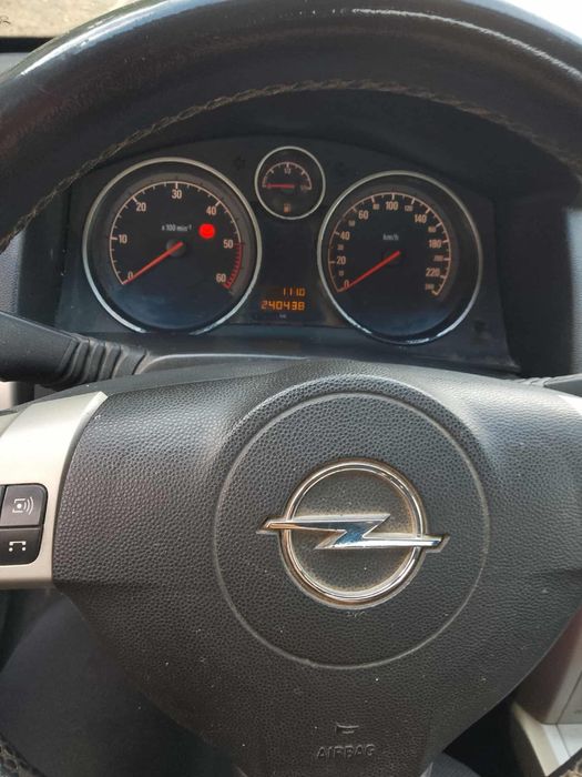 Опел Астра 2010 година