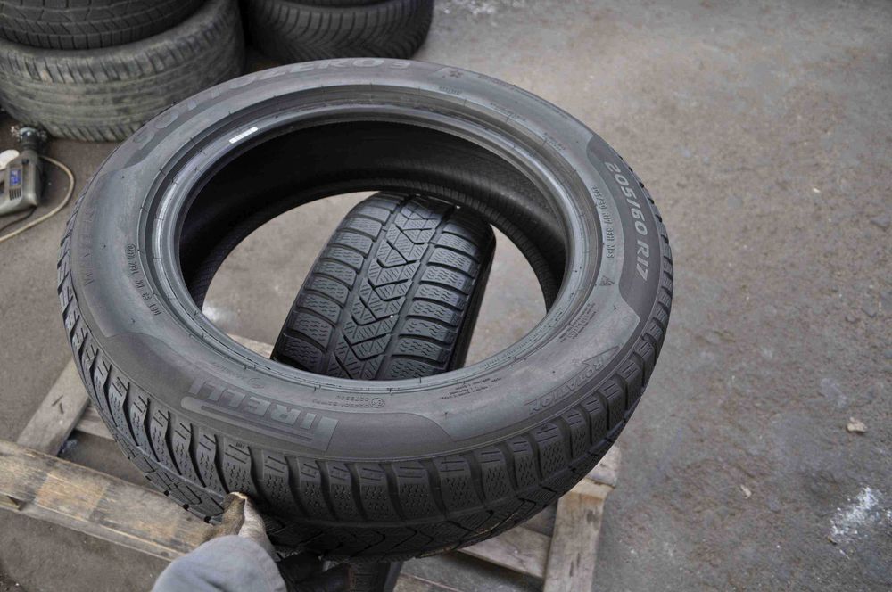 SET 2 Anvelope Iarna 205/60 R17 PIRELLI Sottozero 3 93H