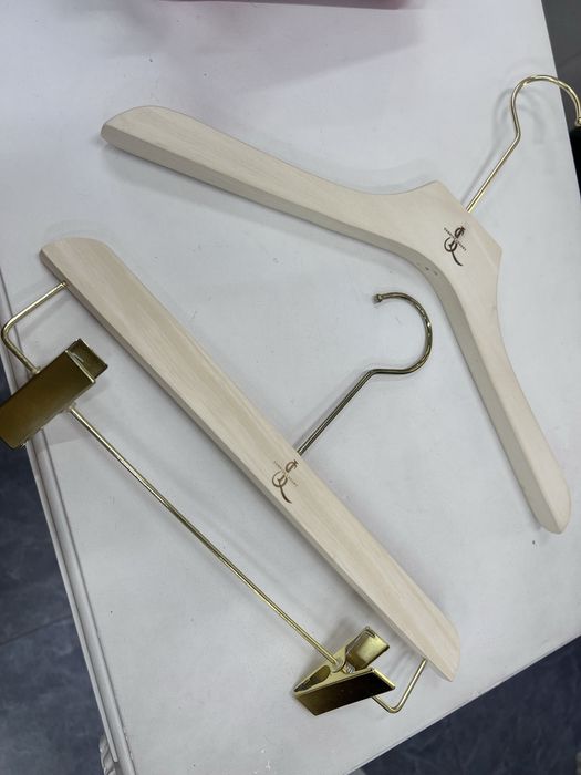 Продам вешалки для женского магазина