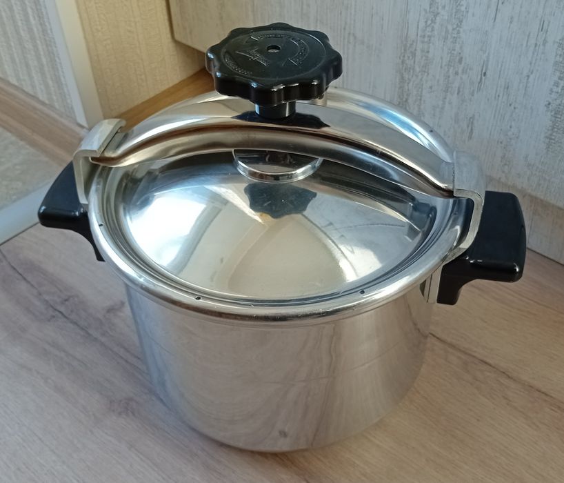 Руска скороварка тенджера под налягане нова