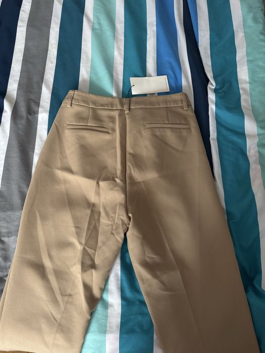 Бежов панталон прав