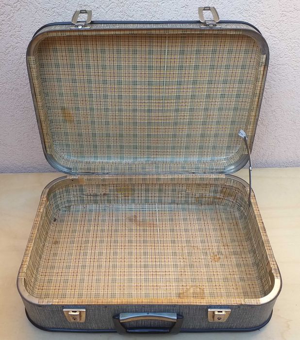 geamantan vintage, valiza veche, bagaj recuzita cufar retro comunism