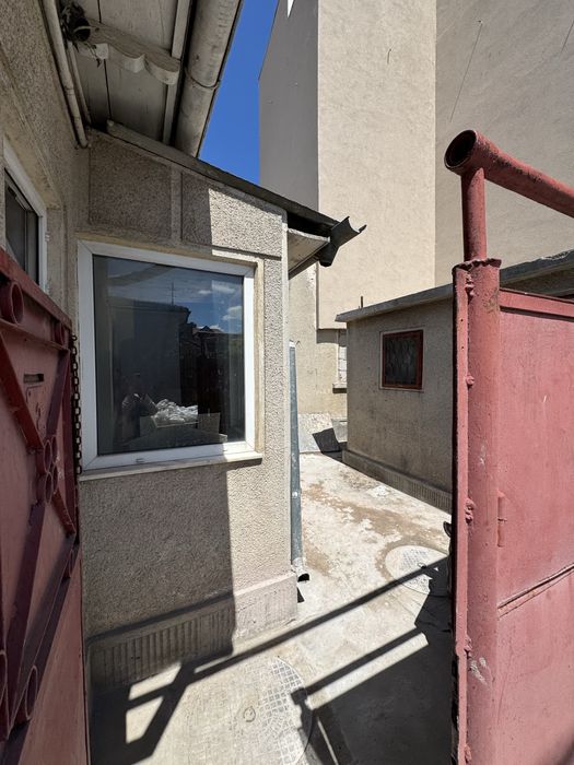 De vanzare casa din caramida necoditionata zona centrala - TROCADERO