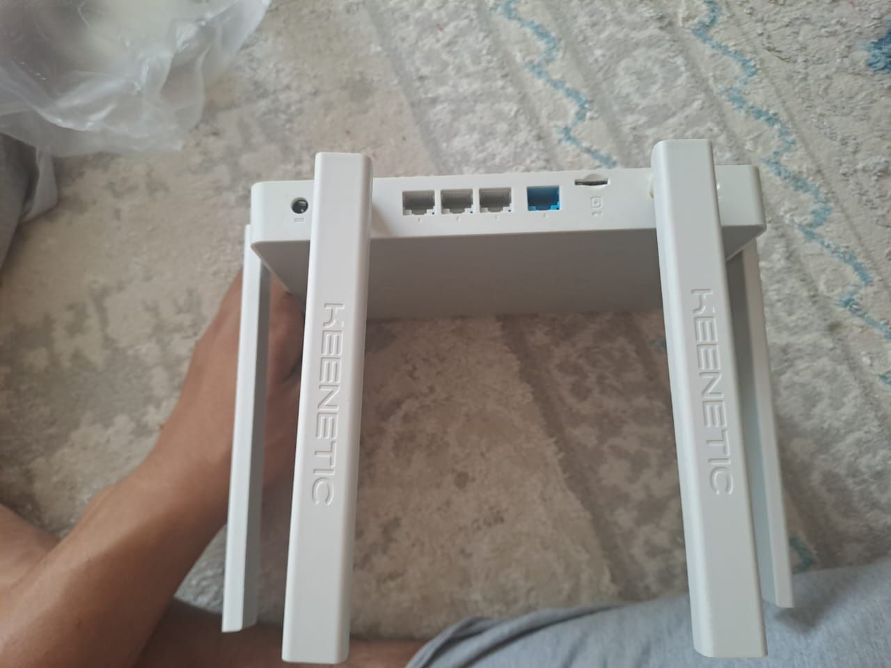 Продаеться интернет-центр Keenetic Hero 4G+ KN-2311 со слотом для симк