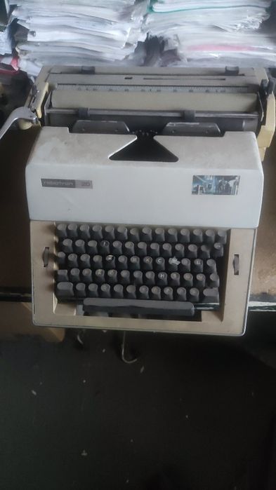 2 броя  пишещи машини