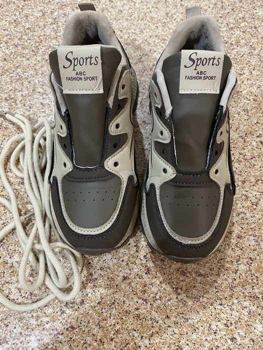 Кроссовки  женские  срочно   продам.