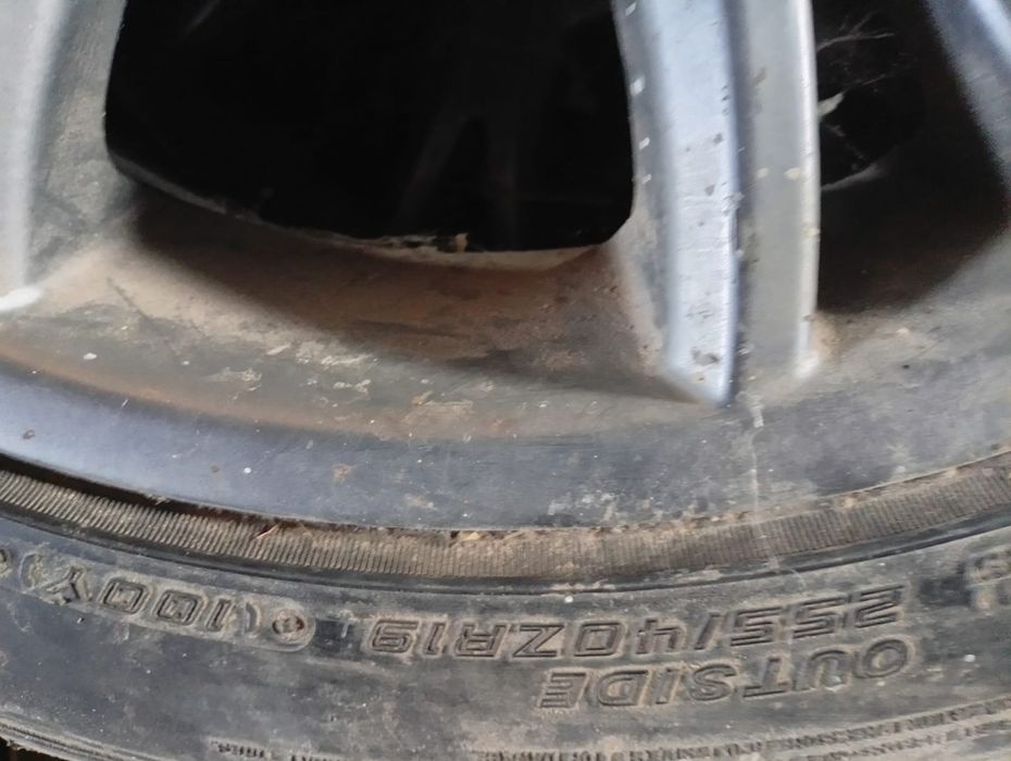 Vând cauciucuri cu tot cu jante pentru seria 3. Seria 4. X3