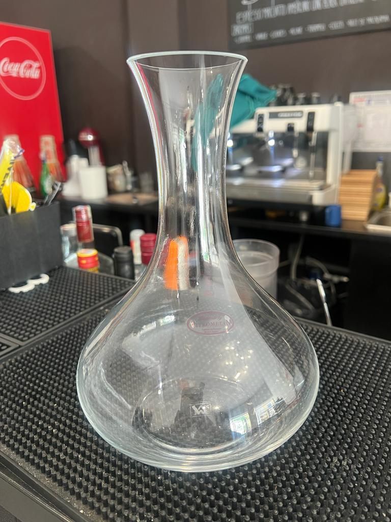 Decantor de vin rosu