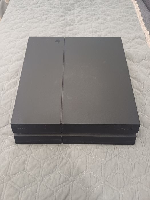 Продам ps 4 в идеальном состоянии