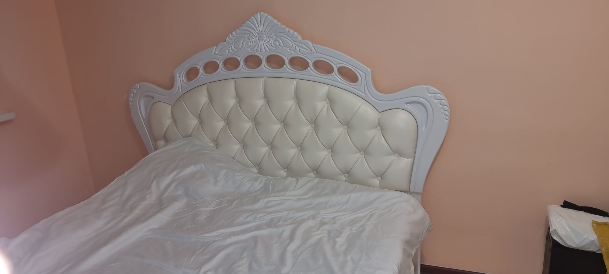 Продается двух спальный кровать с матрасом.разм 180×200 в отличном сос