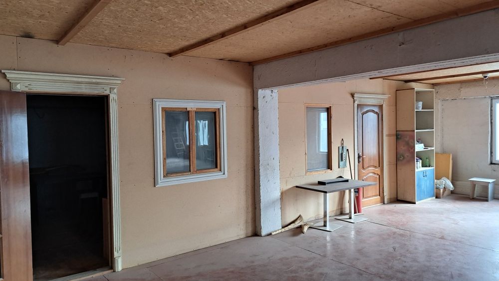 Сдается в аренду помещение на 2м этаже 200м под любй вид деятельности.