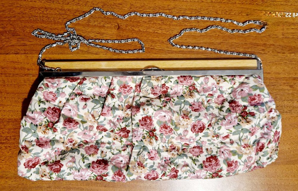 Poseta tip plic si cu lant, interior satin (cu buzunar interior) noua