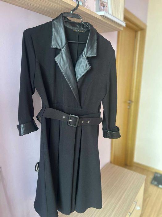 Елегантна рокля с кожа на ръкавите и ревера