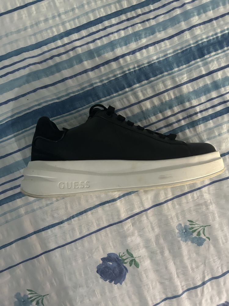 vand adidasi guess elbina