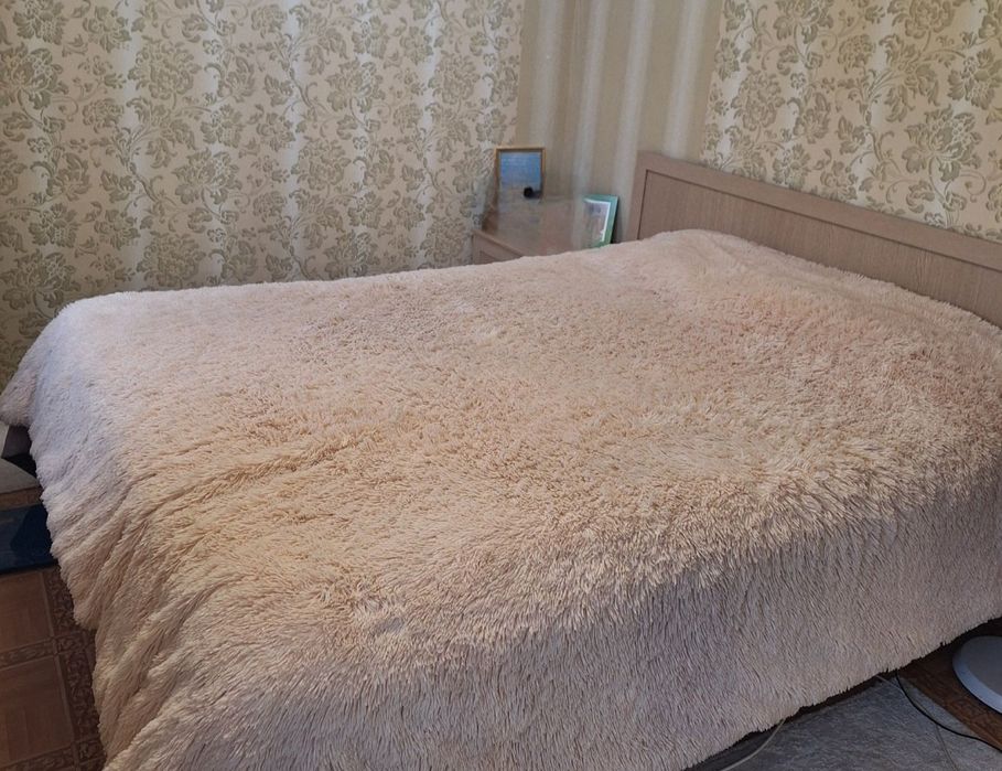 Продам покрывало на кровать.