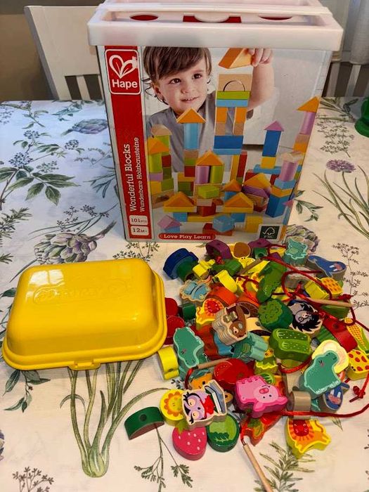 Играчки за най-малките: Hape кубчета, дървена низанка, сортер яйца
