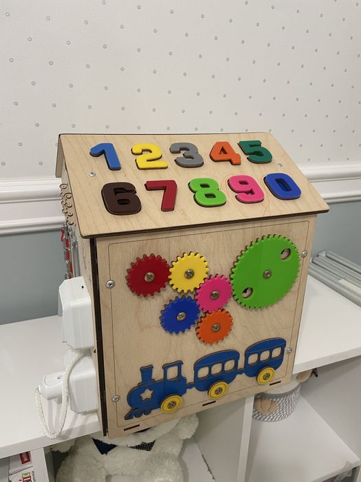 Бизиборд домик в идеальном состоянии