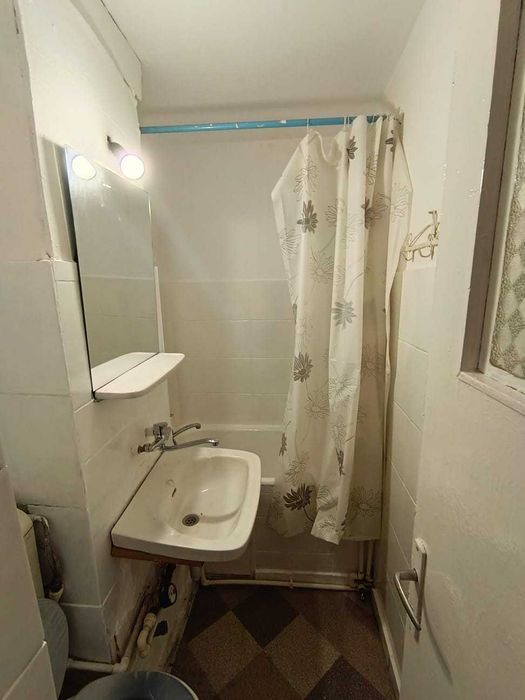 Inchiriez apart 2 camere ,P,cu gradina,50mp, in Alexandru-ap de Gara