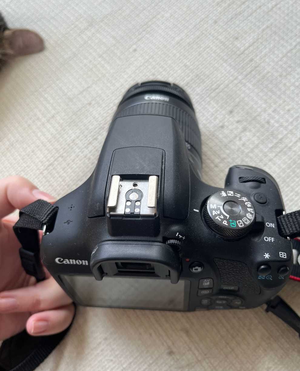 Фотоапарат DSLR Canon EOS 2000D, Черен + Обектив + карта памет 64GB