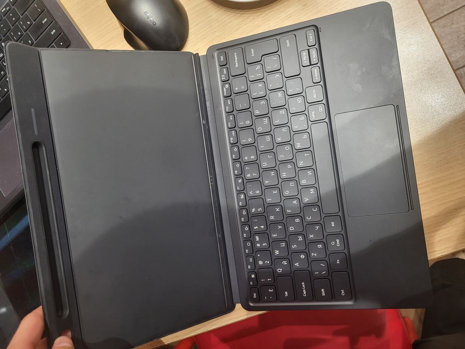 Продам оригинальную чехол клавиатуру для galaxy tab s7 plus.
