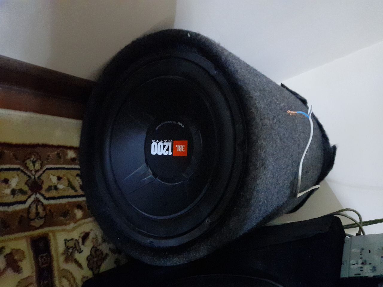 4 kanali aktiv usilitel va JBL sambufer 1200 srochna sotiladi
