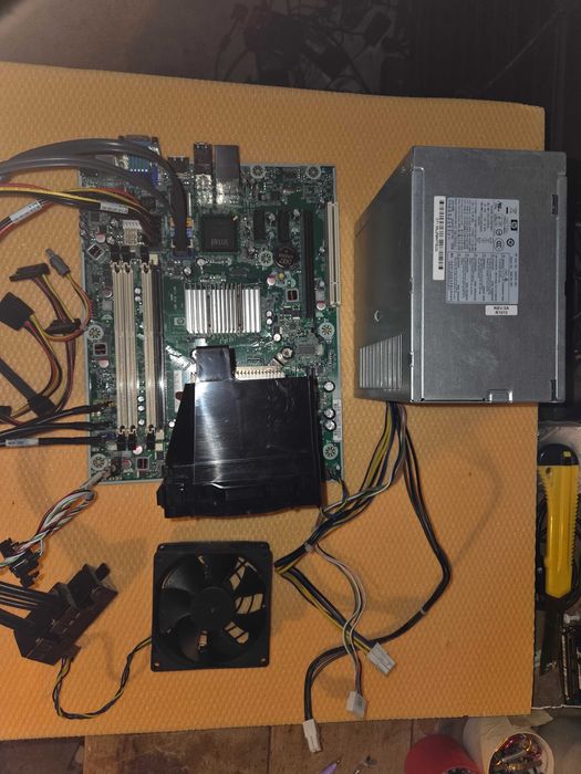 KIT placa de baza, HP cu 2 Gb ram, sursa si procesor INTEL core 2 Quad