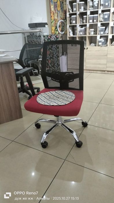 Стул на колесиках