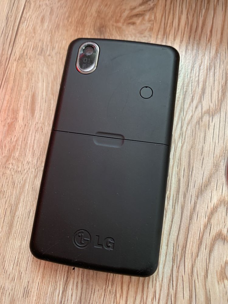 Телефон LG KP500 черен с калъф