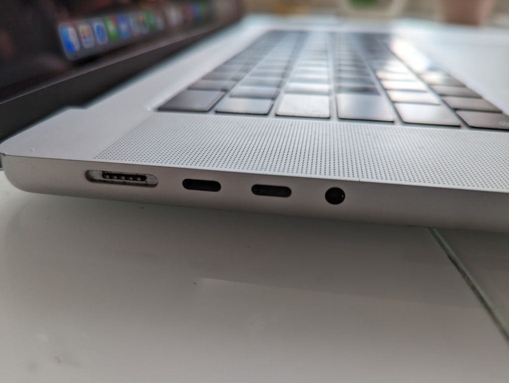MacBook Pro 16 M1 2022 Silver