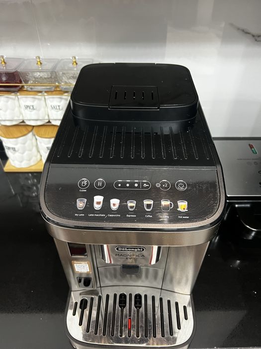 Кофемашина Delonghi magnificia evo