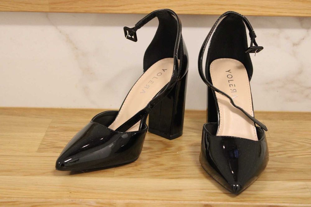 Чисто нови! Лачени обувки на висок ток