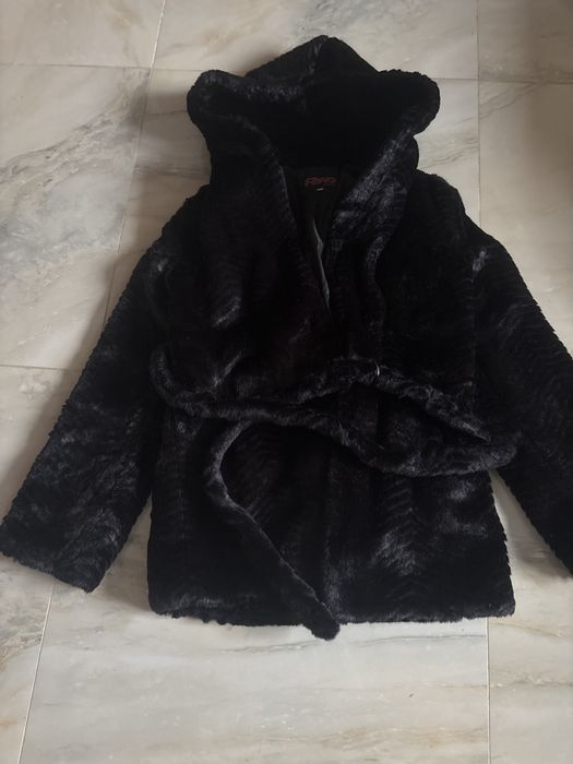 Blana de iarna in stare buna , neagra cu gluga
